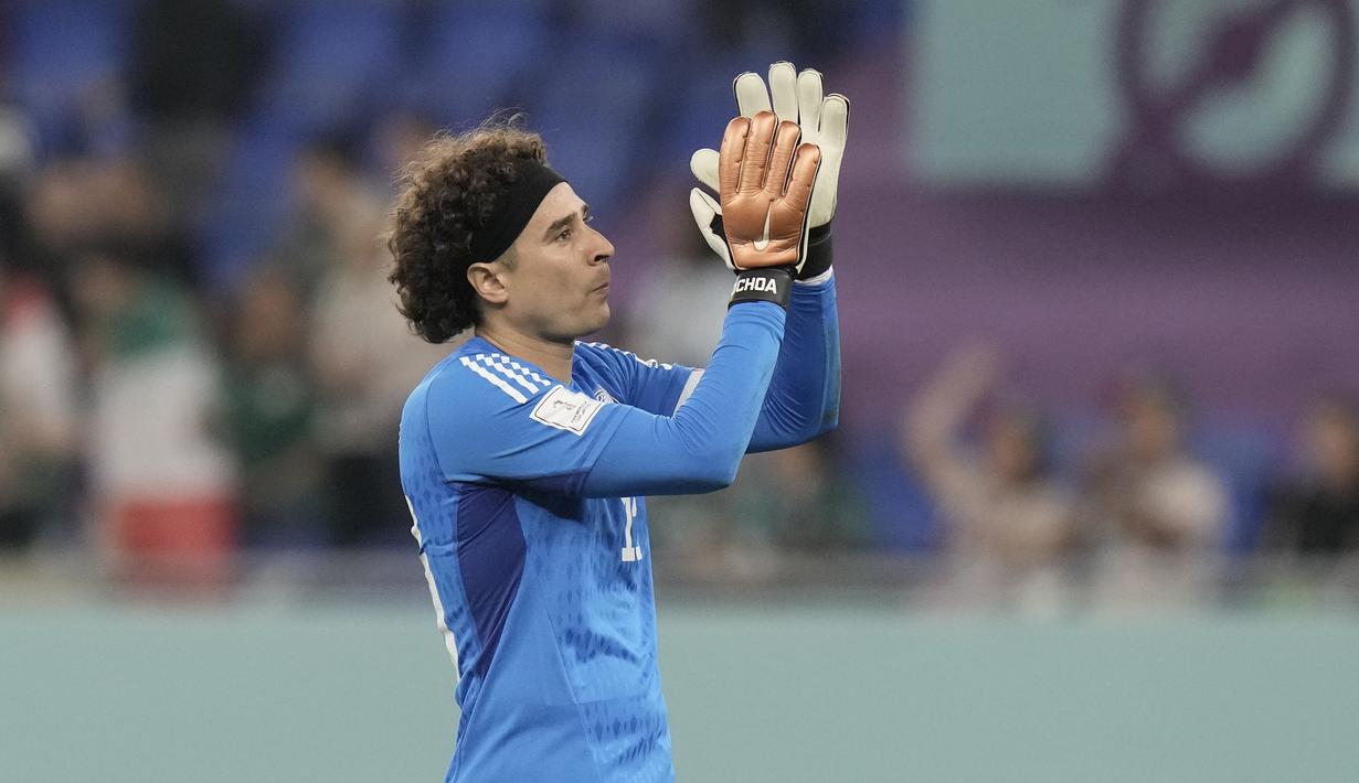 Guillermo Ochoa masih dipercaya tampil di Piala Dunia edisi kelimanya untuk mengawal gawang Meksiko. Bukan tanpa alasan, pelatih Gerardo Martino masih memberinya panggung di perhelatan akbar sepak bola empat tahunan ini. (AP/Moises Castillo)