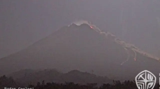 Merapi Luncurkan Awan Panas Sejauh 2.000 Meter
