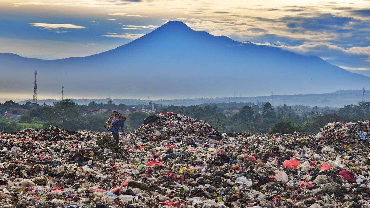 Cegah Pencemaran Mikroplastik, TPA Open Dumping di Jabodetabek Diminta Tutup Tumpukan Sampah