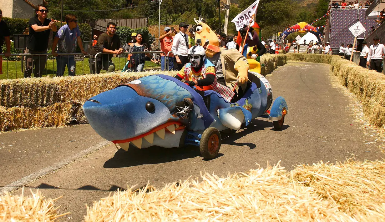 Peserta melewati salah satu rintangan dalam ajang balap mobil 'Kotak sabun' Red Bull Soapbox di Santiago, Chili, Minggu (27/11). Para pengemudi mengandalkan gaya gravitasi bumi karena kendaraan mereka tidak memiliki mesin. (REUTERS/Jonathan Faus)