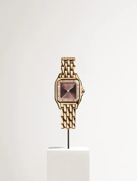 Panthere De Cartier adalah koleksi jewellery watch klasik yang dimiliki Cartier. Dihadirkan dalam desain dial satin berwarna yang berbeda, jam tangan ini merayakan feminitas dengan berbagai ikon canggih yang terus diperbarui. Foto: Document/Cartier.