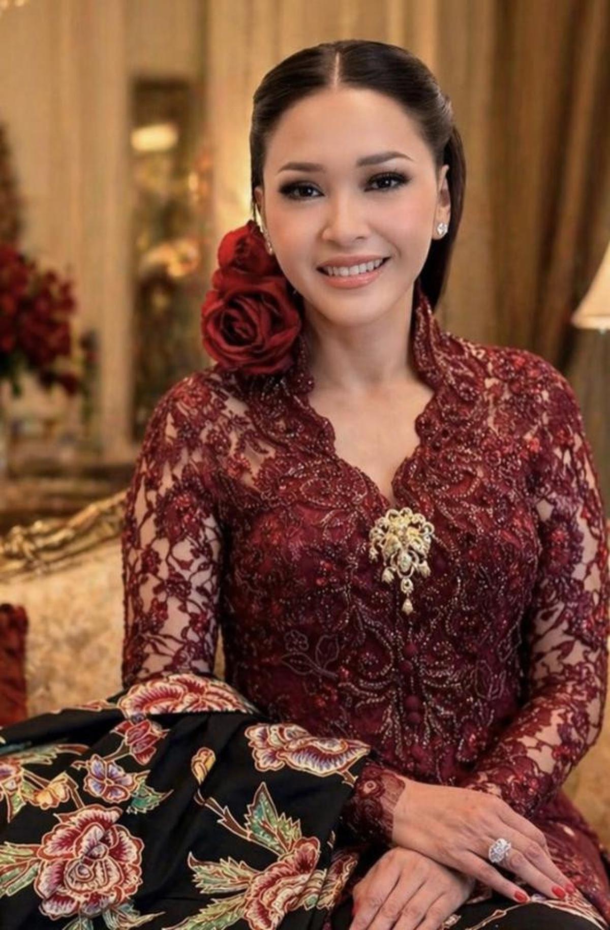 Potret Detail Kebaya Merah Maia Estianty Saat Hari Kartini/Instagram/@maiaestiantyreal