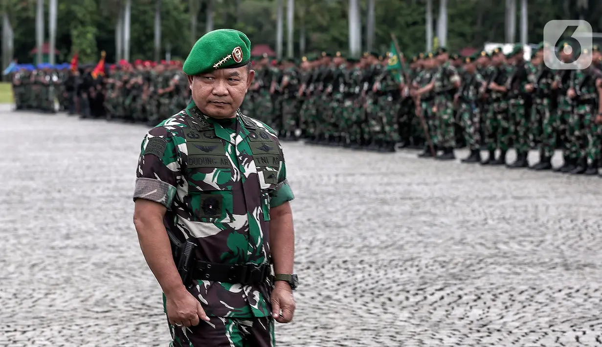 Kepala Staf Angkatan Darat (KSAD) Jenderal TNI Dudung Abdurachman saat memimpin Apel Gelar Kesiapsiagaan TNI Angkatan Darat di Lapangan Monumen Nasional (Monas), Jakarta Pusat, Rabu (26/10/2022). Dalam apel tersebut KSAD menekankan enam hal yang harus menjadi perhatian khusus TNI AD. (Liputan6.com/Johan Tallo)