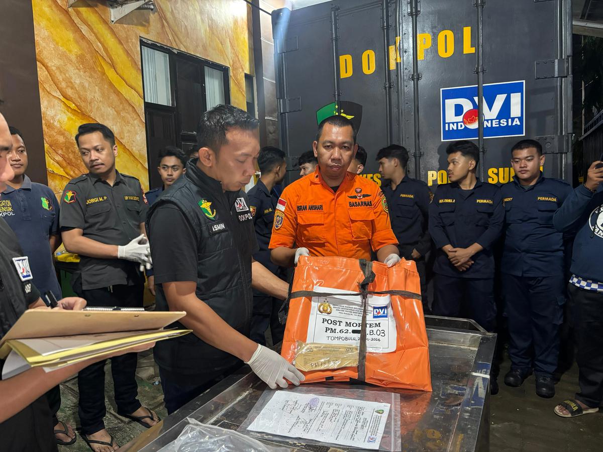 Basarnas Serahkan Potongan Tubuh Korban Ketiga Kecelakaan ATR 42-500 ke DVI