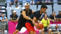 Bintang tenis Novak Djokovic (kanan) duel dengan Grigor Dimitrov dalam pertandingan persahabatan bola basket jelang Adria Tour di Zadar, Kroasia, Kamis (18/6/2020). Djokovic menggelar Adria Tour untuk mempromosikan olahraga hingga penggalangan dana. (Xinhua/Pixsell/Marko Dimic)