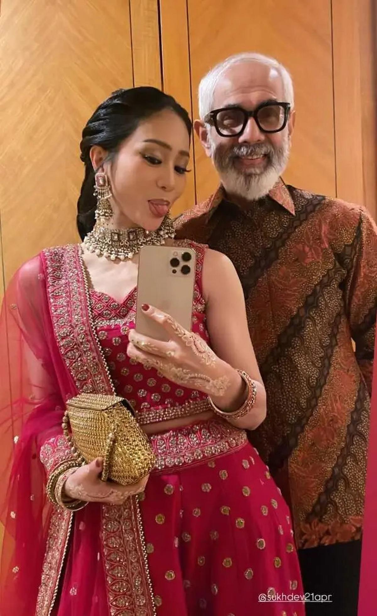 Gaya Menawan Bunga Zainal Pakai Lehenga India saat Kondangan, Tampil Elegan Ala Artis Bollywood