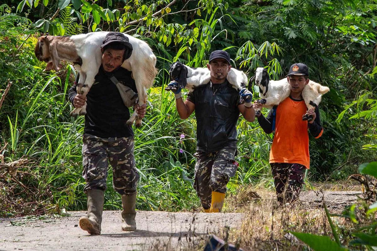 FOTO: Longsor Banjarnegara, Evakuasi Korban Terkendala Kondisi Tanah Masih Labil
