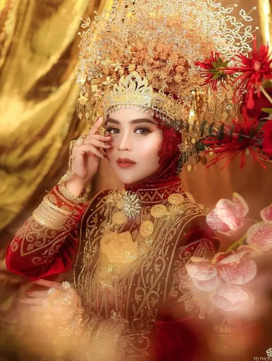 Masih sama seperti konsep foto prewedding yang sebelumnya, Ria Ricis dan Teuku Ryan tetap tidak bersentuhan sama sekali. (Instagram/fdphotography).