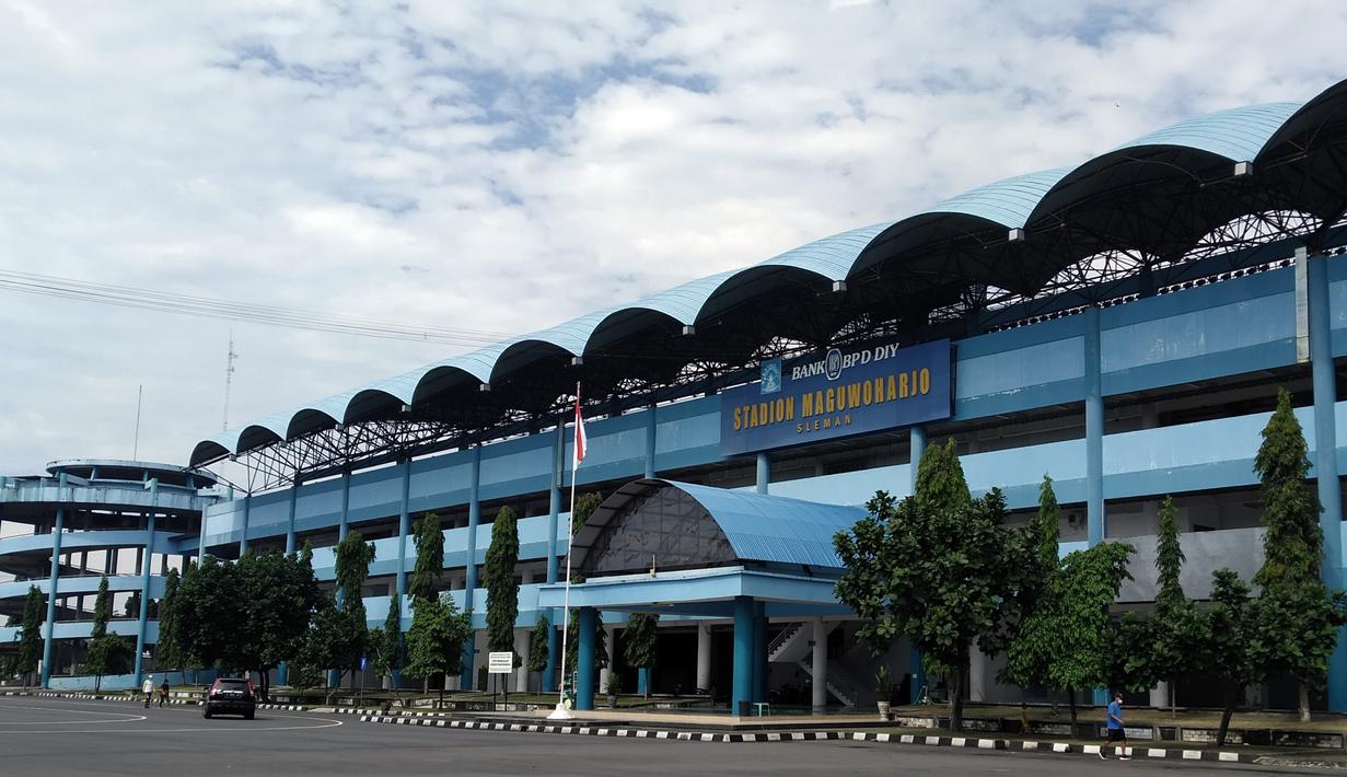 Pemandangan megah Stadion Maguwoharjo dari depan sisi sebelah timur. (Bola.com/Vincentius Atmaja)