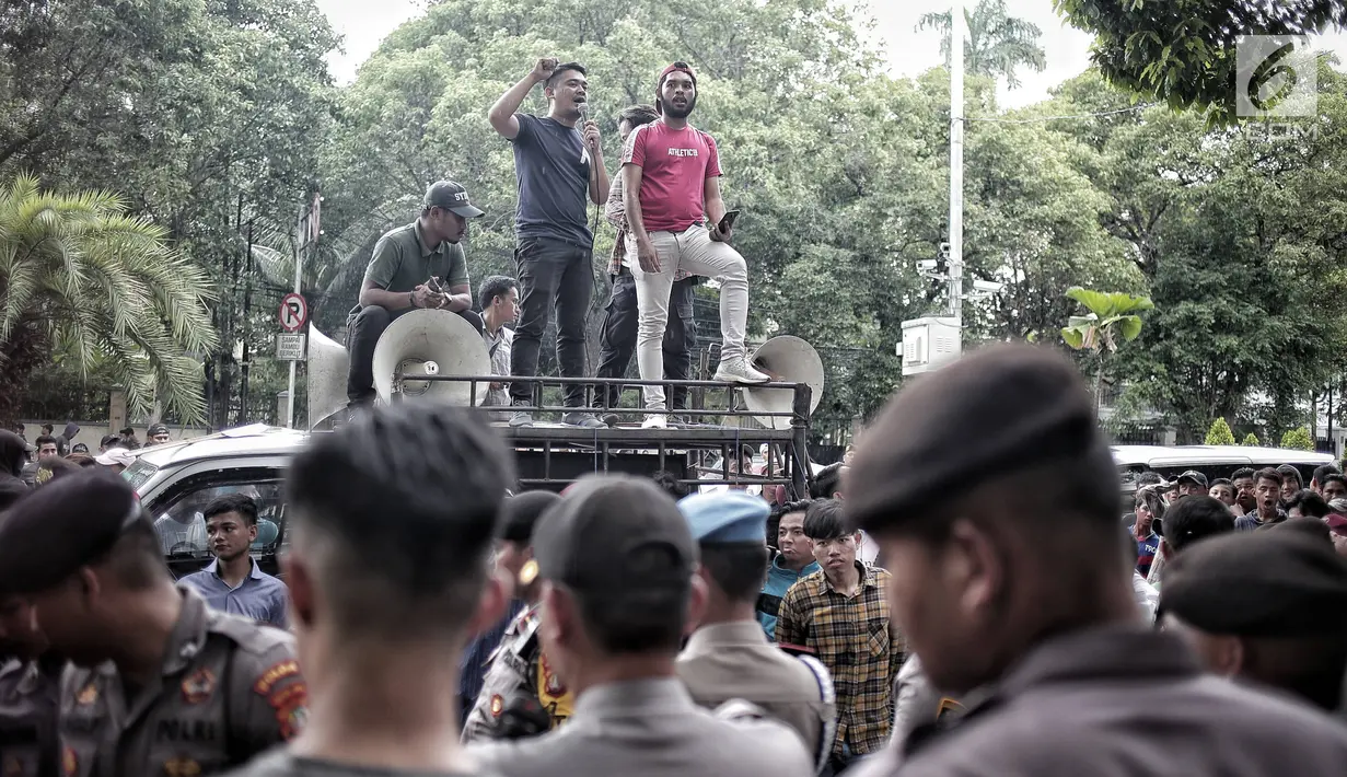 Sejumlah massa menggelar Aksi Bela OSO di depan Gedung KPU, Jakarta, Rabu (16/1). Massa juga meminta KPU memasukkan nama Oesman Sapta Odang (OSO) ke Daftar Calon Tetap (DCT) anggota DPD. (Liputan6.com/Faizal Fanani)