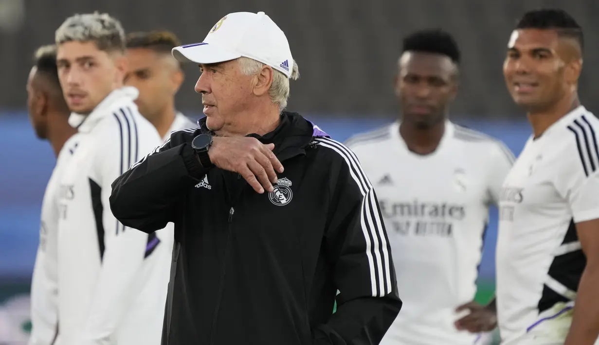 Pelatih Real Madrid, Carlo Ancelotti (tengah) menyaksikan pemainnya berlatih di Stadion Olimpiade Helsinki, Finlandia (9/8/2022). Real Madrid akan bertanding melawan Eintracht Frankfurt pada Piala Super Eropa 2022. (AP Photo/Sergei Grits)