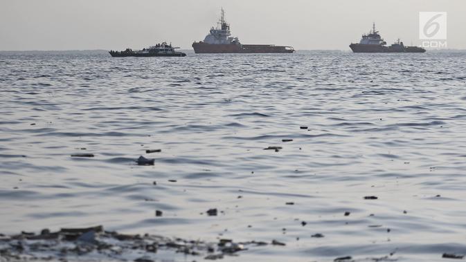 Kapal TNI AL mencari bangkai pesawat Lion Air JT 610 yang jatuh di laut utara Tanjung Pakis, Karawang, Jawa Barat, Senin (29/10). Pesawat Lion Air JT 610 yang jatuh di Karawang dinyatakan laik operasi. (Liputan6.com/Herman Zakharia)