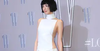 Tren fashion sideboob yang mengekspos sisi samping payudara masih menghiasi penampilan selebriti dunia. [@imjinqs/@catycitys].