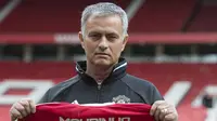 Jose Mourinho diminta fans untuk mengganti jam tangannya. OLI SCARFF / AFP