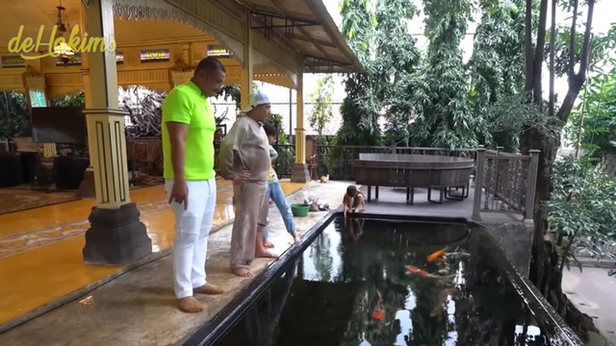 7 Potret Kolam Ikan di Rumah Irfan Hakim, Ada yang di Tengah Tangga