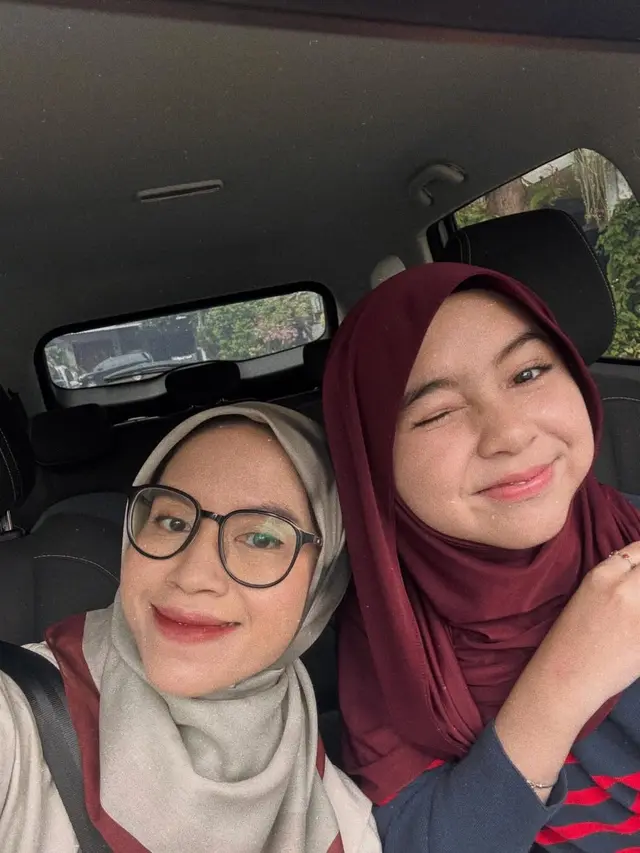 Sienna Putri Marshanda dengan Ibu Sambungnya (Foto: Instagram @nesyanabila)