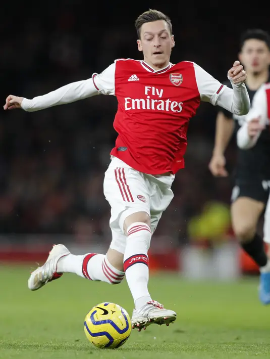 Gelandang Arsenal, Mezut Ozil menggiring bola saat bertanding melawan Brighton & Hove Albion pada pertandingan lanjutan Liga Inggris di Stadion Emirates, London (5/12/2019). Arsenal takluk dengan skor tipis 2-1 atas Brighton. (AP Photo/Frank Augstein)
