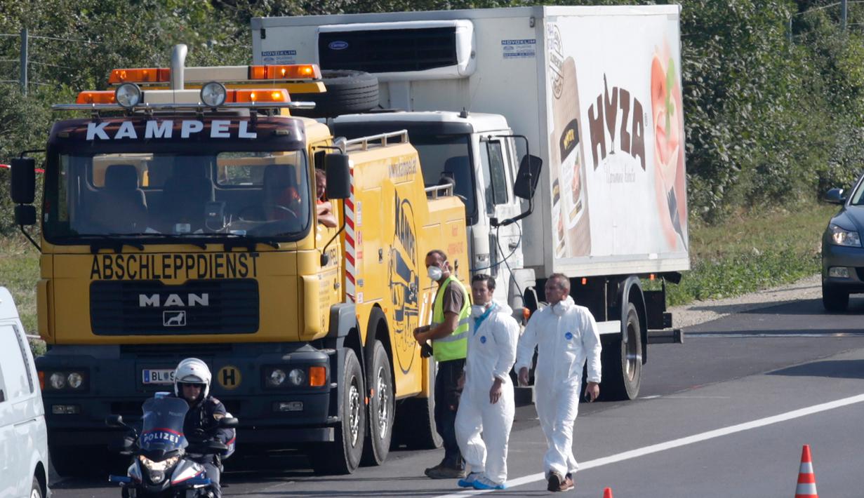 Sebanyak 50 imigran gelap ditemukan tewas di sebuah truk yang diparkir di sebuah jalan tol di Austria, dekat perbatasan Hongaria, Kamis (27/8/2015). Indikasi awal mereka tewas karena kekurangan oksigen. (REUTERS/Heinz-Peter Bader)