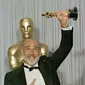 Dalam foto file ini tertanggal 11 April 1988, Sean Connery mengangkat Oscar untuk aktor pendukung terbaiknya untuk "The Untouchables" pada Academy Awards tahunan ke-60 di Los Angeles, Ca., AS. (AP Photo/Lennox McLendon, FILE)