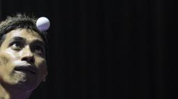 Petenis meja Indonesia, David Jacobs, berusaha melakukan servis saat tampil pada Asian Para Games cabang tenis meja TT 10 di Ecovention Ancol, Jakarta, Selasa (9/10/2018). (Bola.com/Vitalis Yogi Trisna)