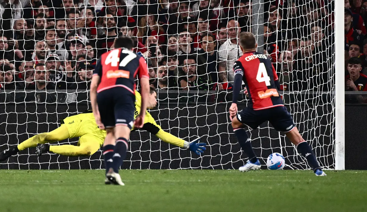 <p>Pemain Genoa Domenico Criscito (kanan) mencetak gol ke gawang Juventus yang dijaga kiper Wojciech Szczesny (belakang) pada pertandingan sepak bola Serie A Liga Italia di Stadion Luigi-Ferraris, Genoa, Italia, 6 Mei 2022. Juventus kalah 1-2. (Marco BERTORELLO/AFP)</p>