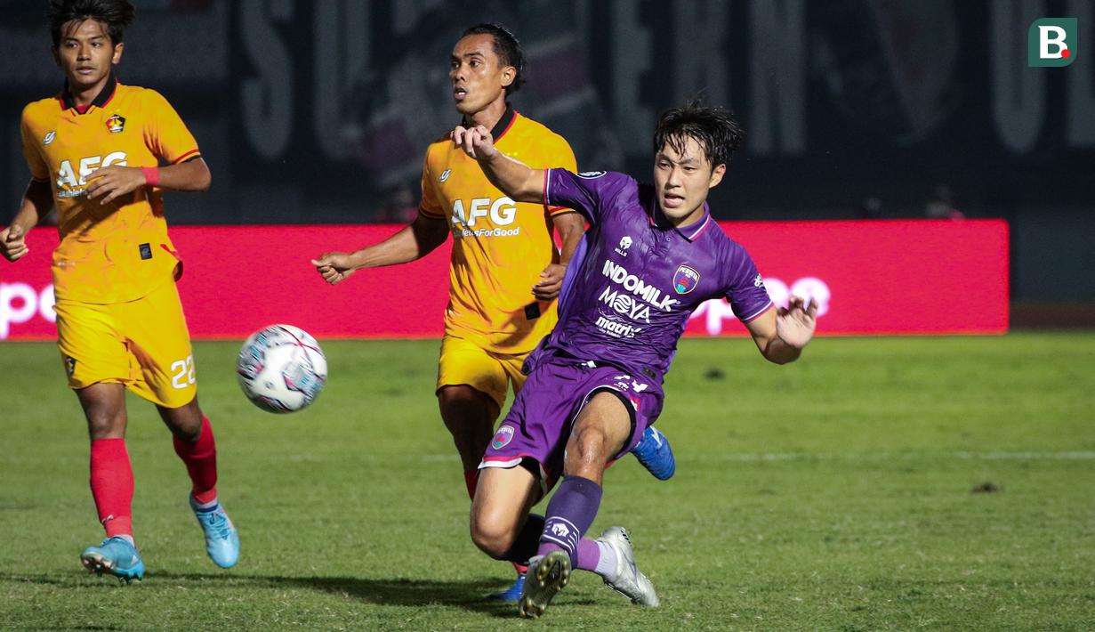 <p>Pemain Persita Tangerang, Bae Sin-yeong (kanan) berusaha melewati pemain Persik kediri, Samsul Arifin saat laga pekan pertama BRI Liga 1 2022/2023 antara Persita Tangerang melawan Persik Kediri di Indomilk Arena, Tangerang, Senin (25/07/2022). (Bola.com/Bagaskara Lazuardi)</p>