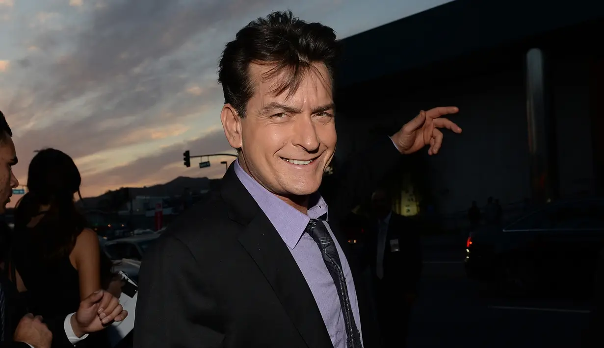 Charlie Sheen saat akan menonton pemutaran perdana "Scary Movie 5" di Hollywood, AS. (11/4/2013). Dalam acara televisi Today yang disiarkan NBC pada Selasa (17/11/2015) Charlie Sheen mengaku mengidap HIV. (AFP Photo)