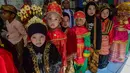 Para siswa tampil percaya diri mengenakan busana tradisional sambil berjalan di hadapan guru dan orang tua yang hadir. Tampak dalam foto, beberapa siswa bersiap mengikuti pergelaran busana tradisional saat peringatan Hari Kartini di Taman Kanak-Kanak Hidayatusshibyan, Cinere, Depok, Jawa Barat, Selasa (21/4/2026). (merdeka.com/Arie Basuki)