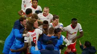 Para pemain RB Leipzig merayakan gol yang dicetak Justin Kluivert ke gawang Manchester United. RB Leipzig menang 3-2 atas Manchester United dalam matchday terakhir Grup H Liga Champions, Rabu (9/12/2020) dini hari WIB (Odd ANDERSEN / AFP / POOL)