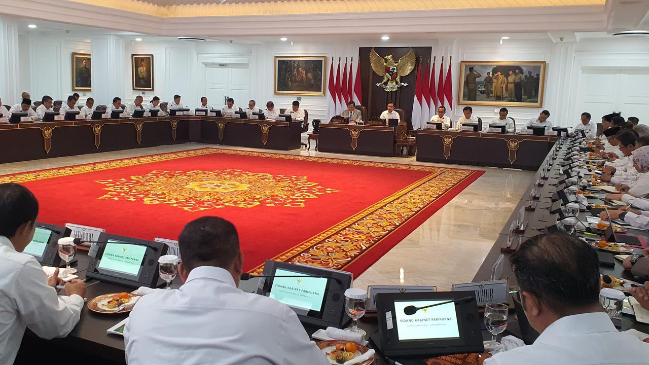 Gelar Sidang Kabinet, Prabowo Perintahkan Menteri Gunakan Kemeja Putih dan Celana Biru