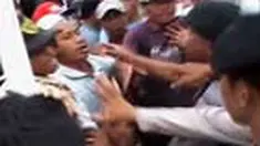 Ketegangan makin jadi saat sejumlah pendukung pasangan calon bupati yang kalah mengejar pendukung pasangan pemenang pemilu. Kejadian itu diredam aparat Polresta Bima. 