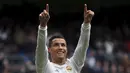 Cristiano Ronaldo melakukan selebrasi usai menjebol gawang Celta Vigo, Spanyol, Sabtu (5/3/2016). Usai laga, dilansir situs resmi Madrid, Florentino Perez mempersembahkan jersey istimewa untuk merayakan prestasinya. (Reuters/Susanna Vera)  