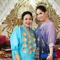 Lihat di sini beda gaya Titiek Soeharto dan Annisa Pohan pakai baju bodo saat halal bihalal. [@annisayudhoyono]