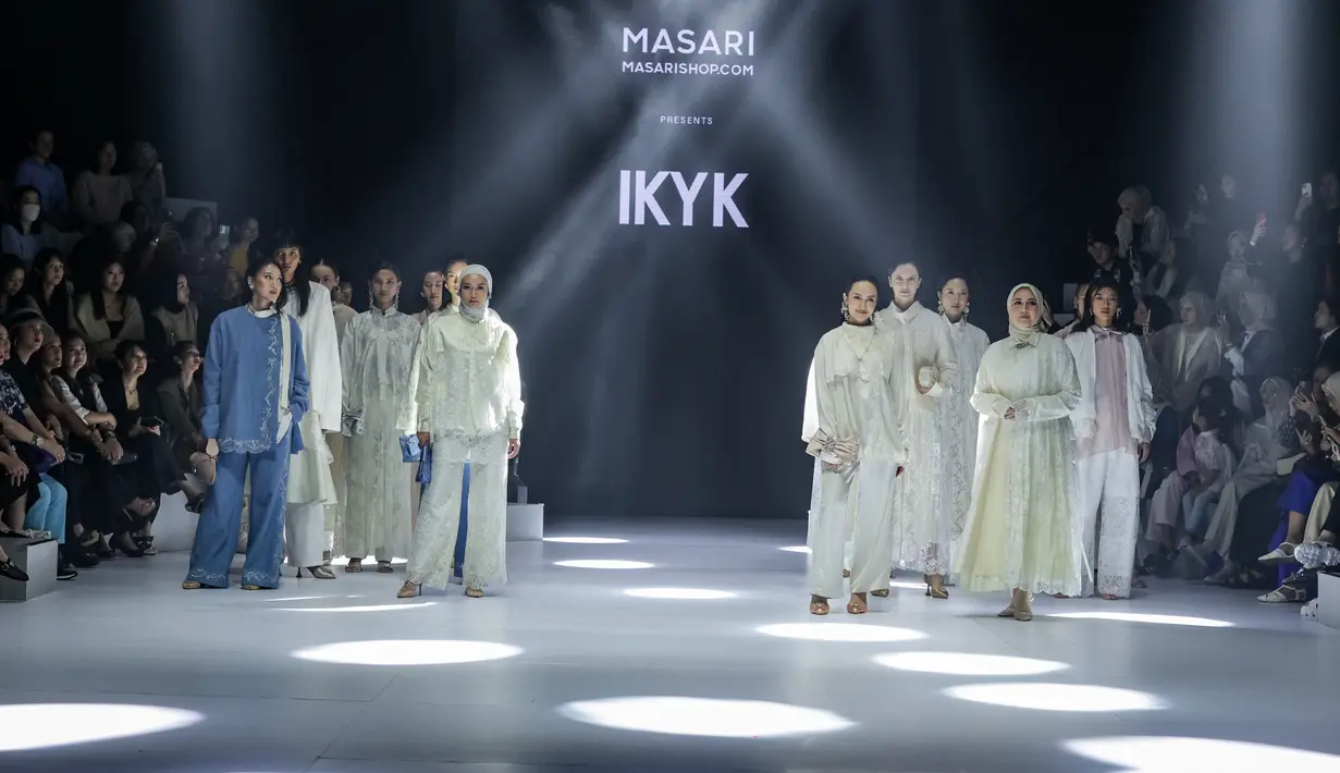 Masari dan IKYK memberikan sederet busana dan aksesori indah untuk pilihan bergaya di Hari Raya. Teknik layering beragam material fabric masih menjadi ciri khas dari ikyk yang nyaman untuk busana modest wear. Koleksi Restless Light bermain selaras dengan lace, cotton, organza, chambray, dan silk berpadu mewujudkan tampilan maksimal dengan semangat festive.  [Foto: dok Plaza Indonesia]