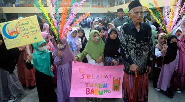 Sejumlah siswa SDI Al Hidayah Cinere mengikuti pawai menyambut Tahun Baru Islam 1 Muharram 1445 Hijriah di Cinere, Depok, Jawa Barat, Selasa (18/7/2023). (merdeka.com/Arie Basuki)