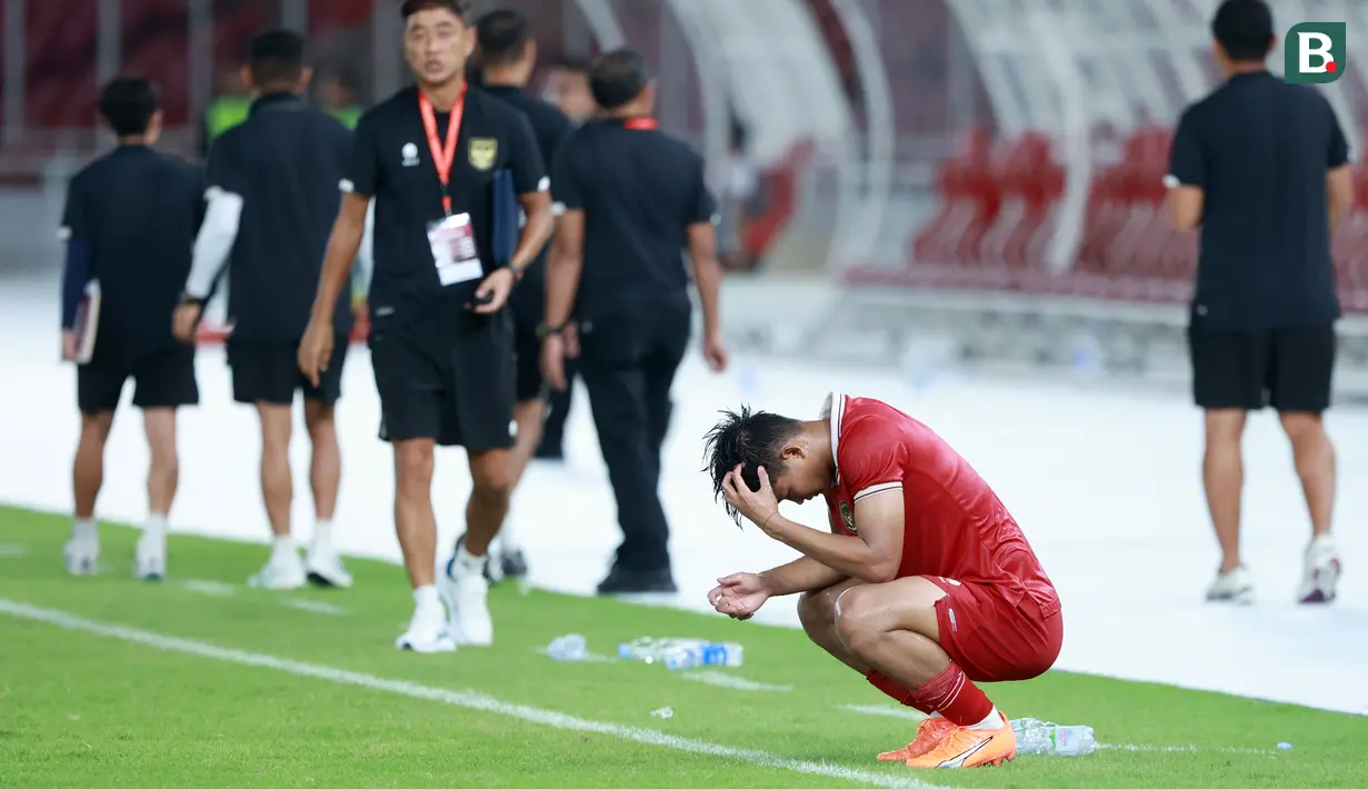 Pemain Timnas Indonesia U-20, Hokky Caraka, tertunduk lesu setelah ditaklukkan Guatemala pada laga turnamen mini di Stadion Utama Gelora Bung Karno (SUGBK), Selasa (21/2/2023). Indonesia takluk 0-1 dari Guatemala. (Bola.com/M Iqbal Ichsan)