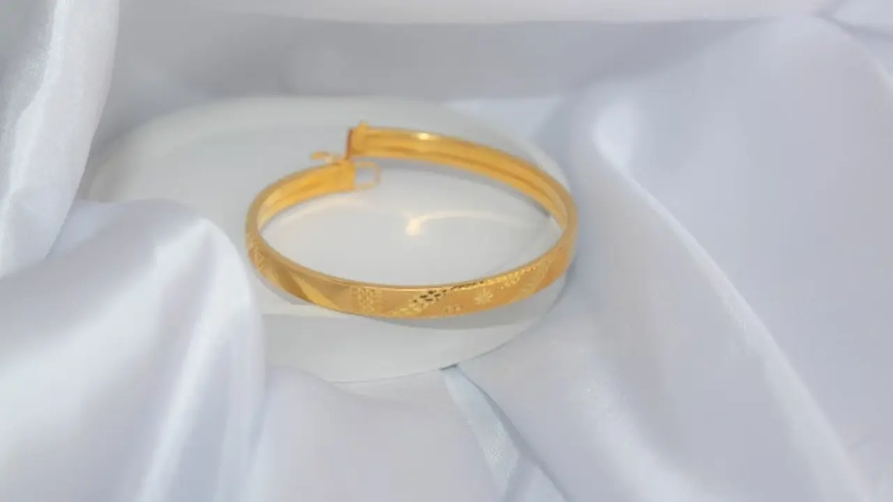 Ilustrasi Gelang Emas Cuff (Credit: Imam Kurniawan/Unsplash)