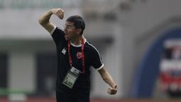 Pelatih PSM Makassar, Darije Kalezic, memberikan arahan kepada anak asuhnya saat melawan Home United pada laga Piala AFC 2019 di Stadion Pakansari, Jawa Barat, Selasa (30/4). PSM menang 3-2 atas Home United. (Bola.com/Yoppy Renato)