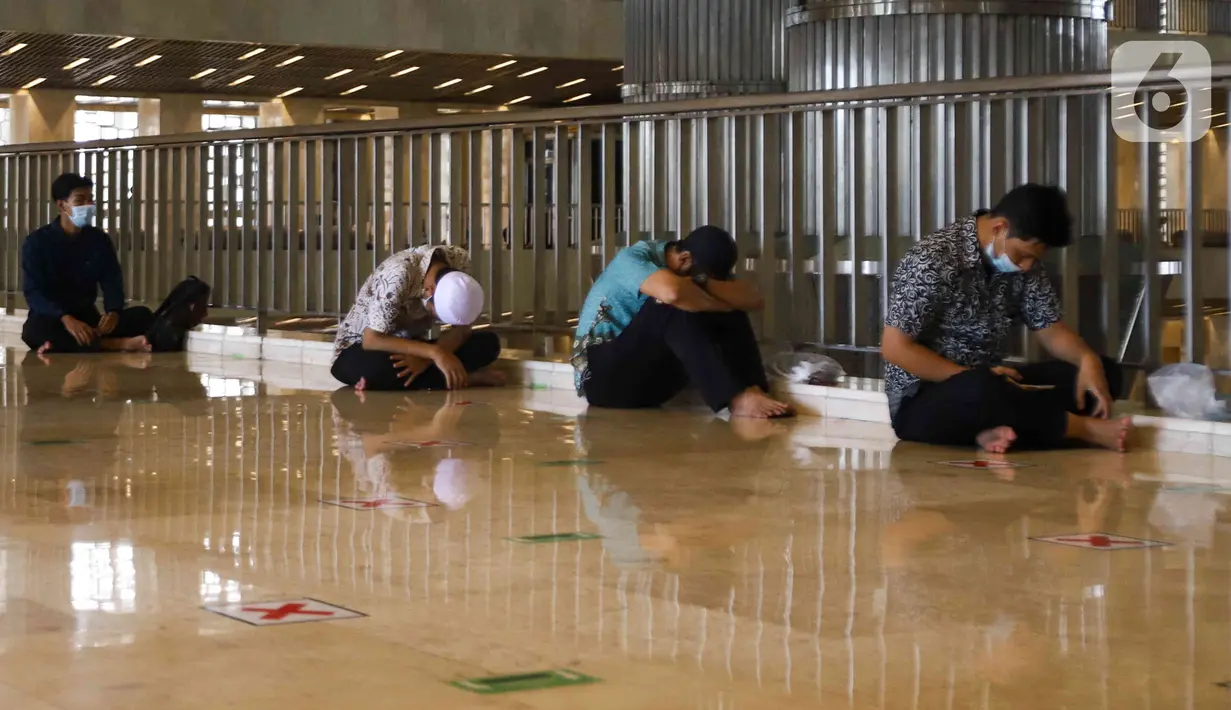 Umat Islam mendengarkan khotbah sebelum menunaikan Salat Jumat di Masjid Istiqlal, Jakarta, Jumat (11/2/2022). Di tengah lonjakan kasus Covid-19 di DKI, Masjid Istiqlal melakukan pembatasan jumlah jemaah maksimal 50 persen serta jam operasional pengunjung untuk shalat. (Liputan6.com/Herman Zakharia)