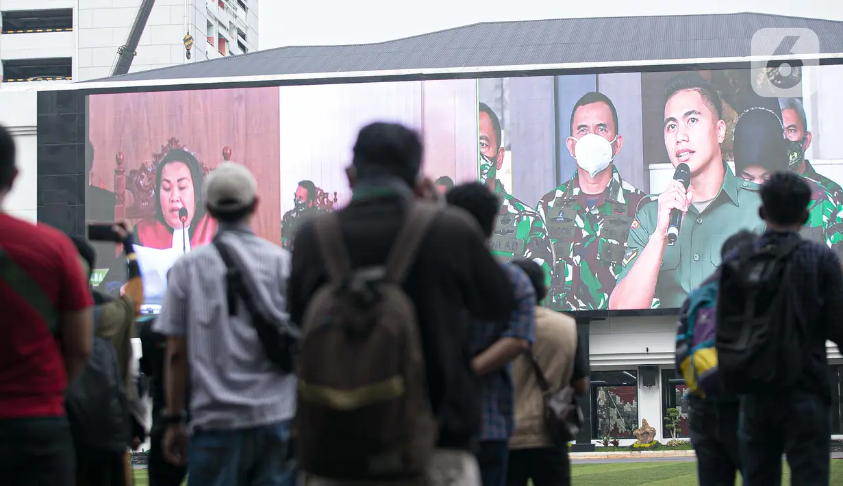 Layar besar menunjukkan sidang perubahan status jenis kelamin dan pergantian nama Serda Aprilia Manganang di Pengadilan Negeri Tondano secara virtual di Mabes TNI AD, Jakarta, Jumat (19/3/2021). Aprilia Manganang mengubah status jenis kelamin menjadi laki-laki. (Liputan6.com/Faizal Fanani)