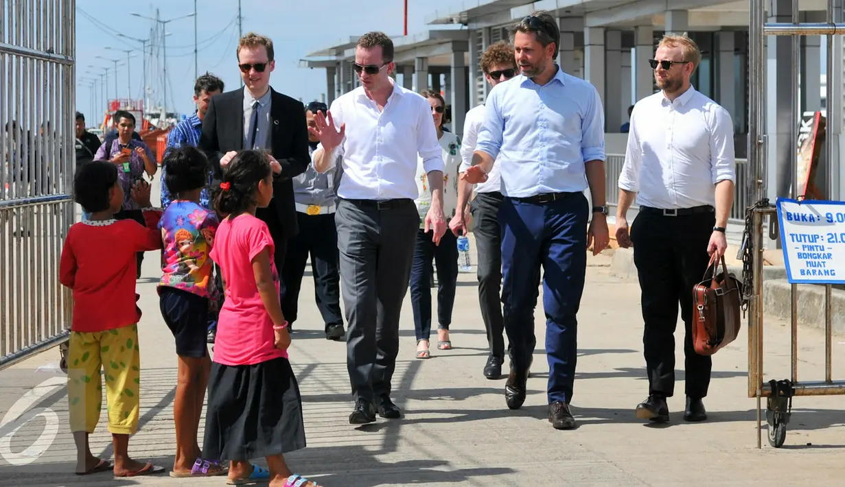 Menteri Lingkungan dan Pangan Denmark, Esben Lunde Larsen menyapa bocah di Muara Angke, Jakarta, Senin (11/4/2016). Kedatangan Esben untuk melihat kondisi sampah di pinggiran Pantai Muara Angke. (Liputan6.com/Yoppy Renato)