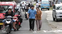 Vokalis band Repvblik, Ruri berjalan dengan seorang wanita saat syuting pembuatan video klip 'Sayang Sampai Mati' di kawasan Depok, Jawa Barat, Kamis (19/1). (Liputan6.com/Herman Zakharia)