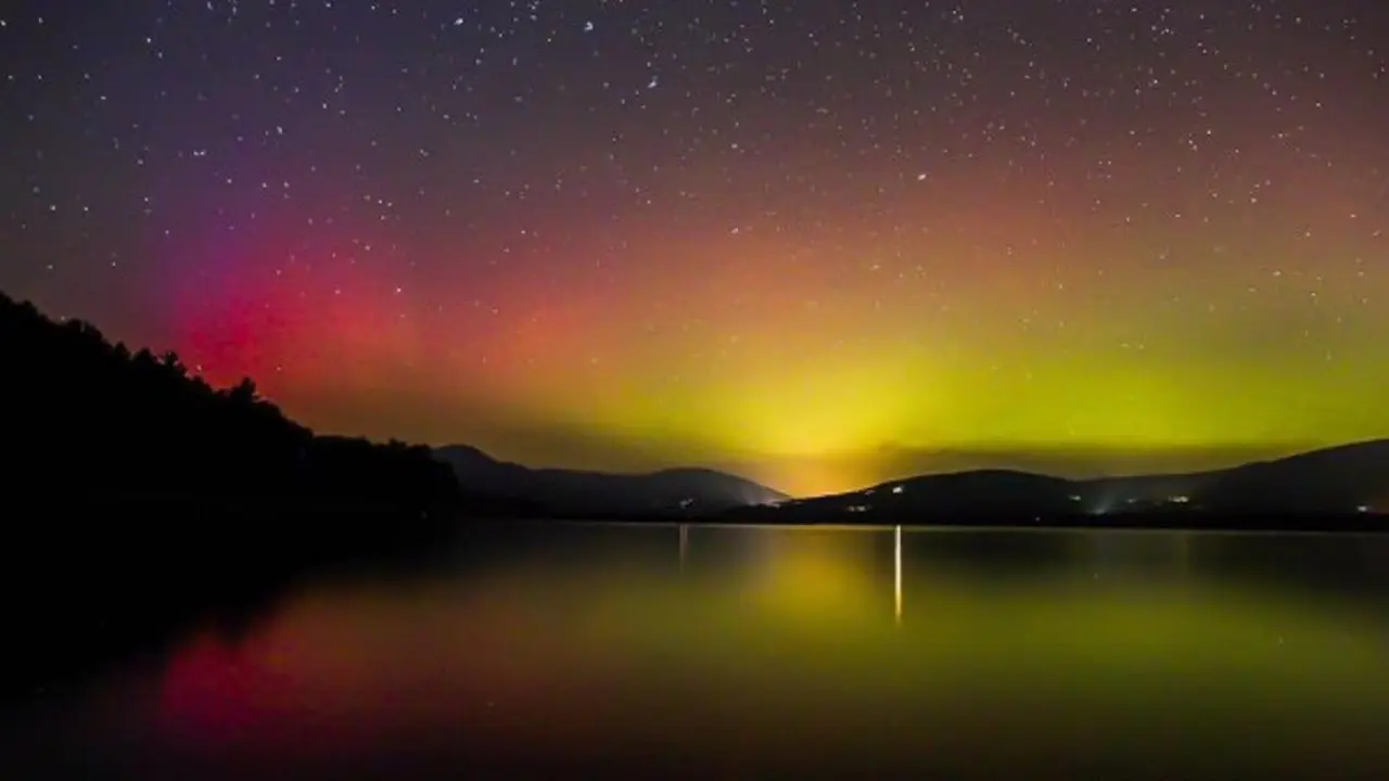 Terbius Keindahan Warna Aurora yang Terbentang di Langit Malam