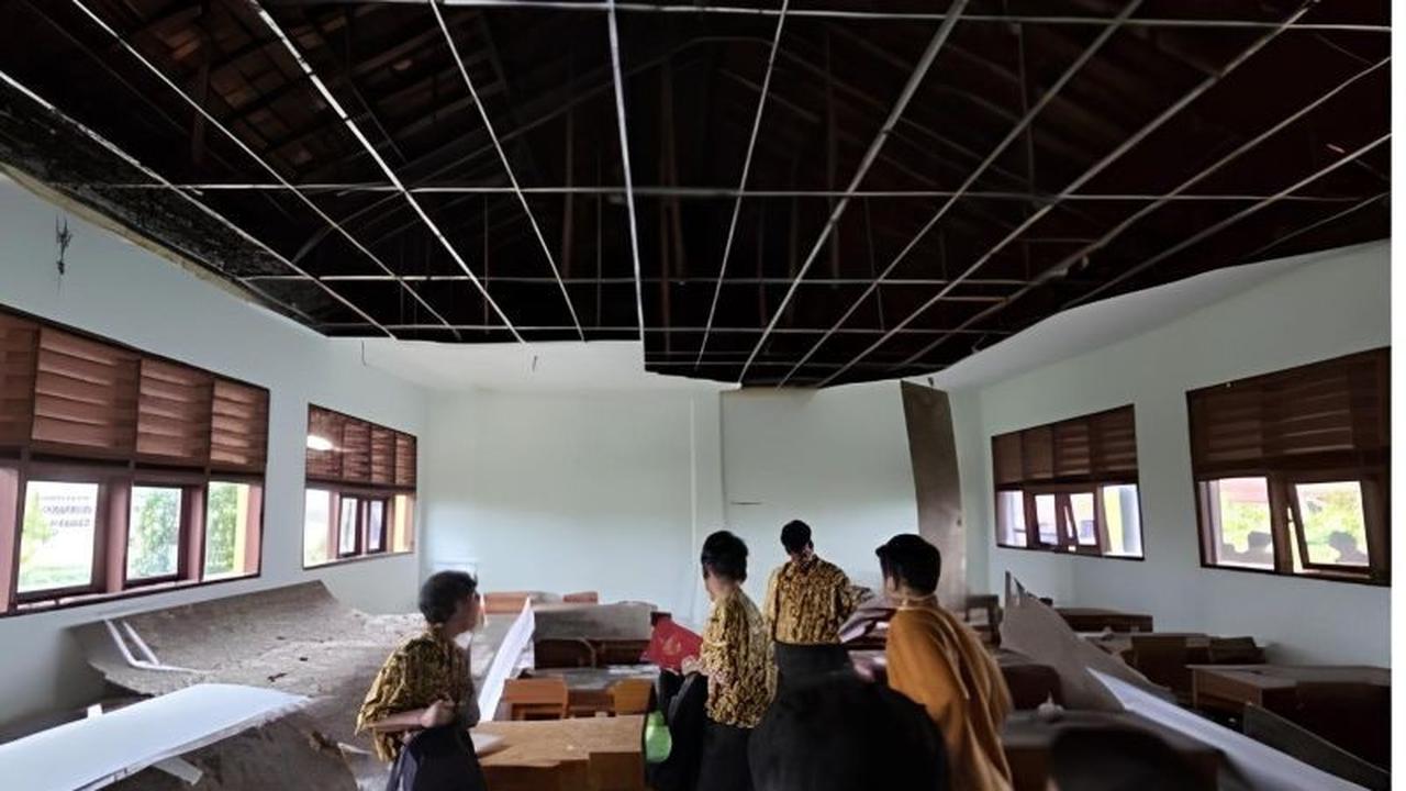 Plafon Sekolah Roboh di SMAN 5 Tangerang: 12 Pelajar Jadi Korban Akibat Cuaca Ekstrem