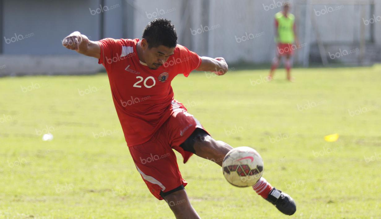 Striker legendaris Persija, Bambang Pamungkas, melakukan tendangan gunting saat latihan di Lapangan Villa 2000, Tangerang, Selasa (3/5/2016). (Bola.com/Vitalis Yogi Trisna)