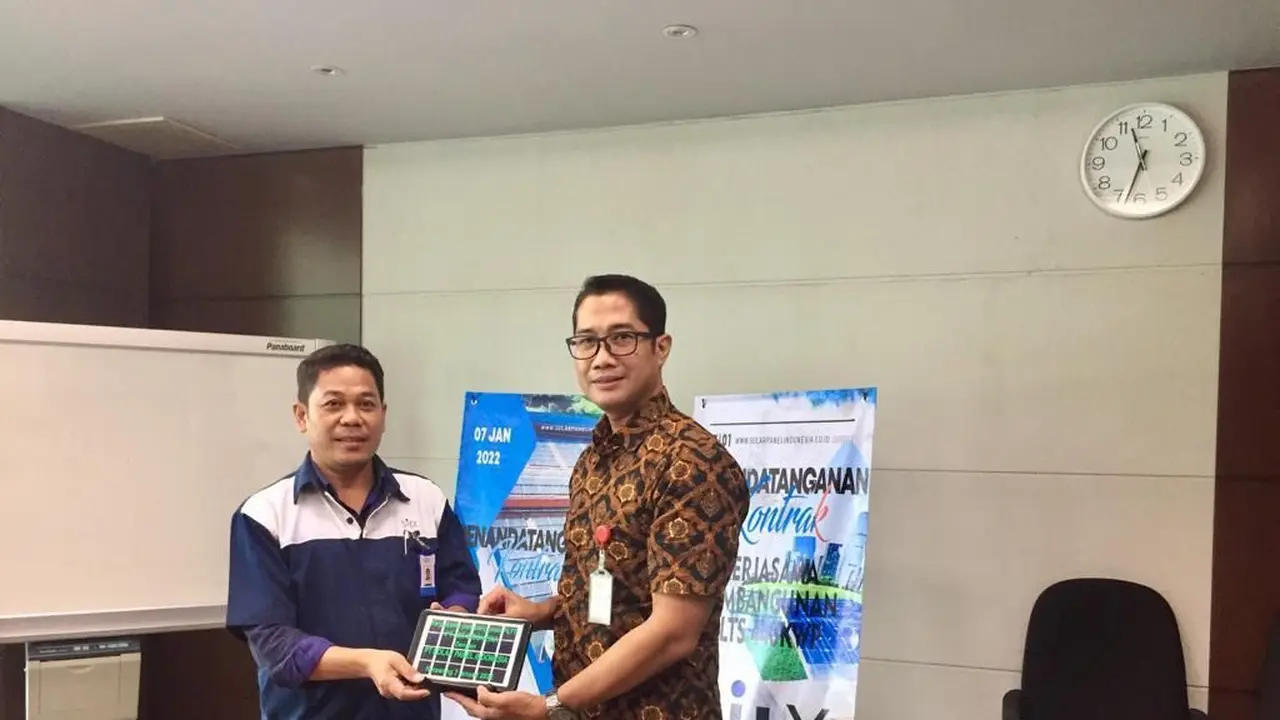 Kerja sama pemasangan pembangkit listrik tenaga surya atap pertama dari PT SIIX EMS Indonesia.