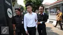 Petugas PN Jakarta Selatan mengawal Terdakwa kasus kecelakaan maut Pondok Indah, Christopher Daniel Syarief usai sidang putusan di PN Jakarta Selatan, Kamis (27/8/2015). Christopher divonis hukuman 1 tahun 6 bulan. (Liputan6.com/Helmi Fithriansyah)
