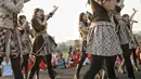 Girlband JKT48 saat tampil dalam acara puncak Kirab Obor Asian Games 2018 di Monas, Jakarta, Sabtu (18/8). Obor Asian Games 2018 diarak dari Monumen Nasional (Monas) menuju Stadion Utama Gelora Bung Karno (SUGBK). (Liputan6.com/Faizal Fanani)