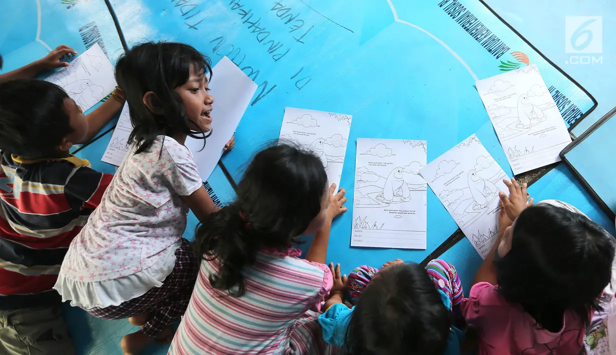 Anak-anak korban gempa tsunami Palu sedang mewarnai di halaman kantor Dinas Sosial Palu, Sulawesi Tengah, Sabtu (6/10). Trauma healing dilakukan agar anak-anak kembali ceria. (Liputan6.com/Fery Pradolo)