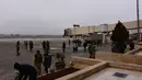 Awak media berkumpul selama konpers rencana pembukaan Bandara Internasional Aleppo, Suriah (21/12). Rencana kembalinya Bandara ini seiring pasukan pemerintah Suriah telah berhasil merebut kembali Aleppo dari tangan militan. (AFP PHOTO/GEORGE OURFALIAN)